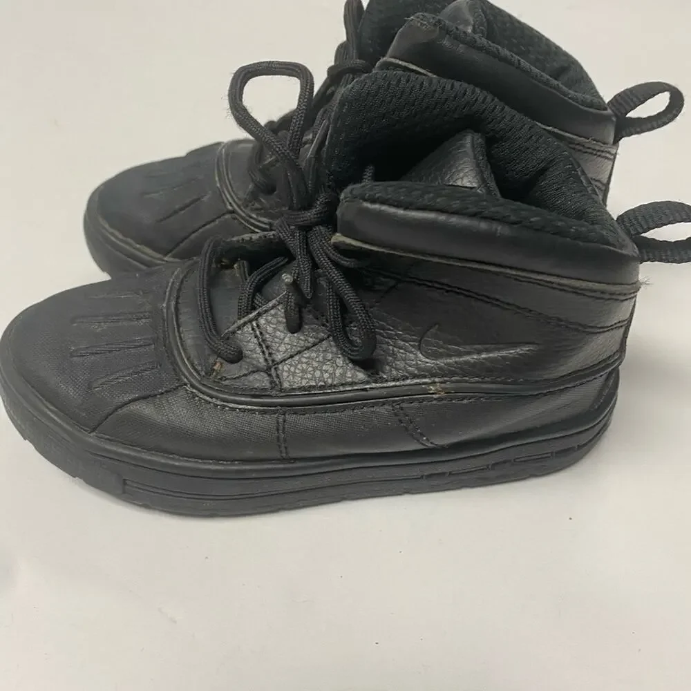 NIKE BOYS SNEAKER SIZE 8